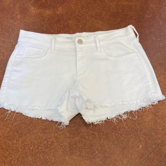 EUC Women’s Old Navy White Cut Off Denim Shorts Sz 4 - Picture 1 of 8